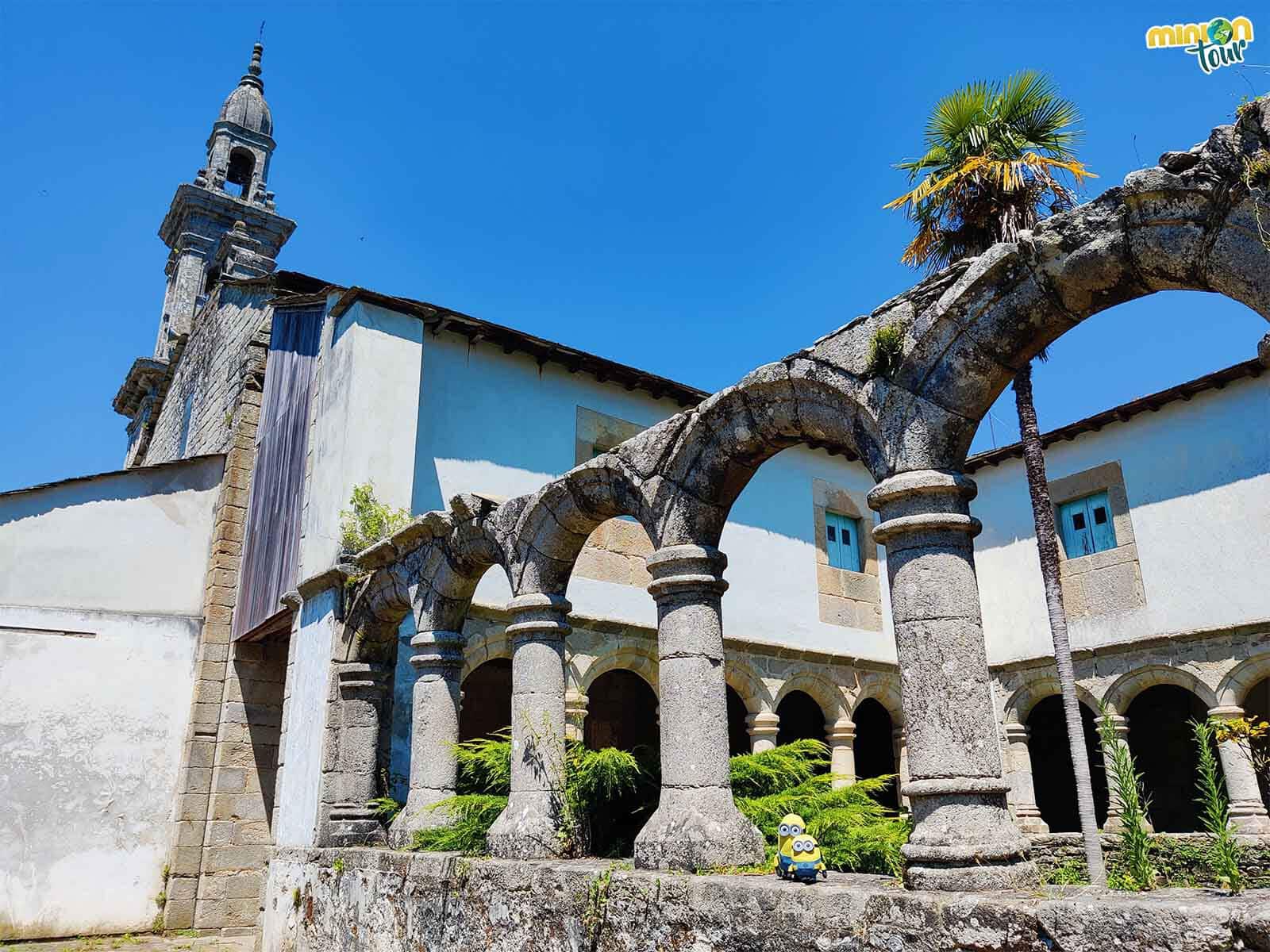 El claustro del Monasterio de Ferreira de Pallares es una chulada