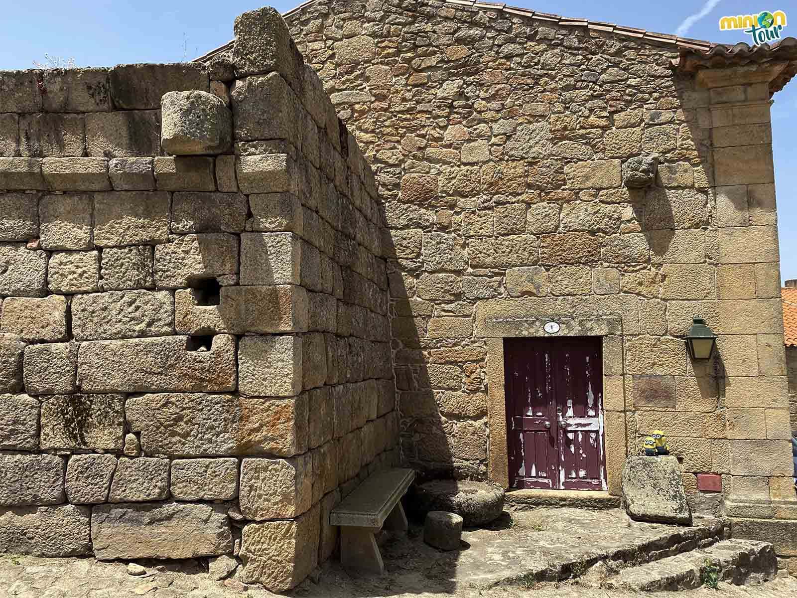 No te olvides de saludar a Mendo en tu visita a Castelo Mendo