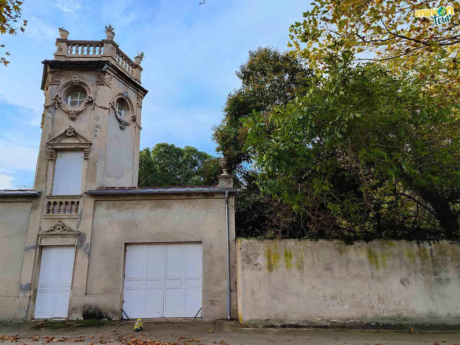 Delante de las Escuelas Laicas nos hemos encontrado con una torre