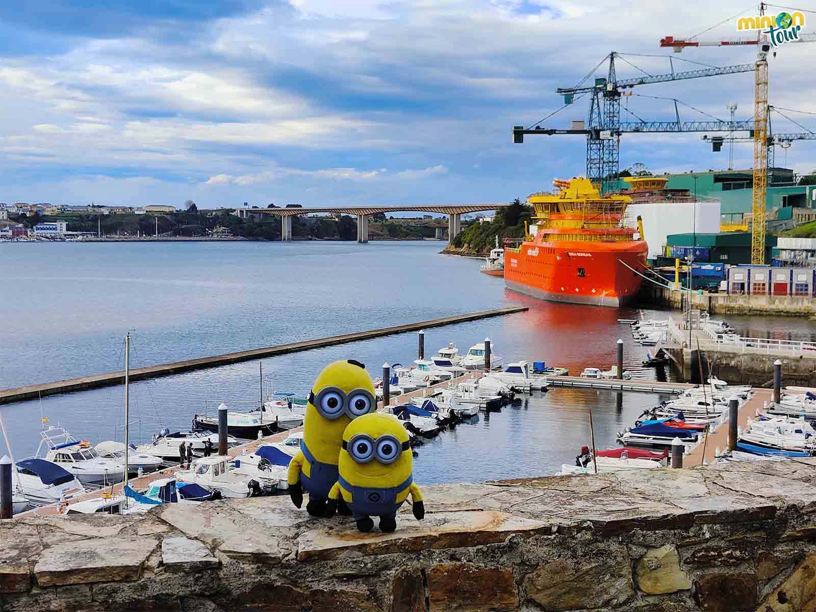 Están haciendo un barco naranja en los astilleros