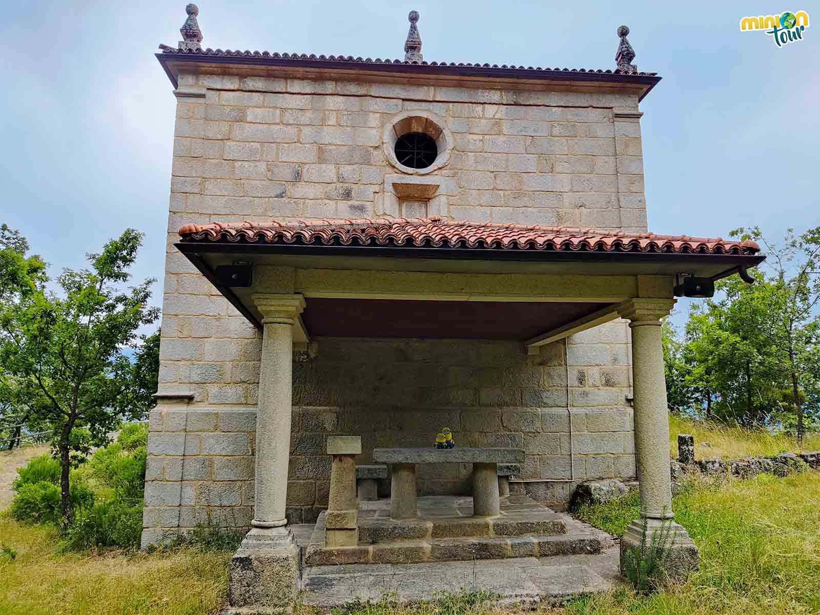 Esta ermita tiene camarín y altar para verano