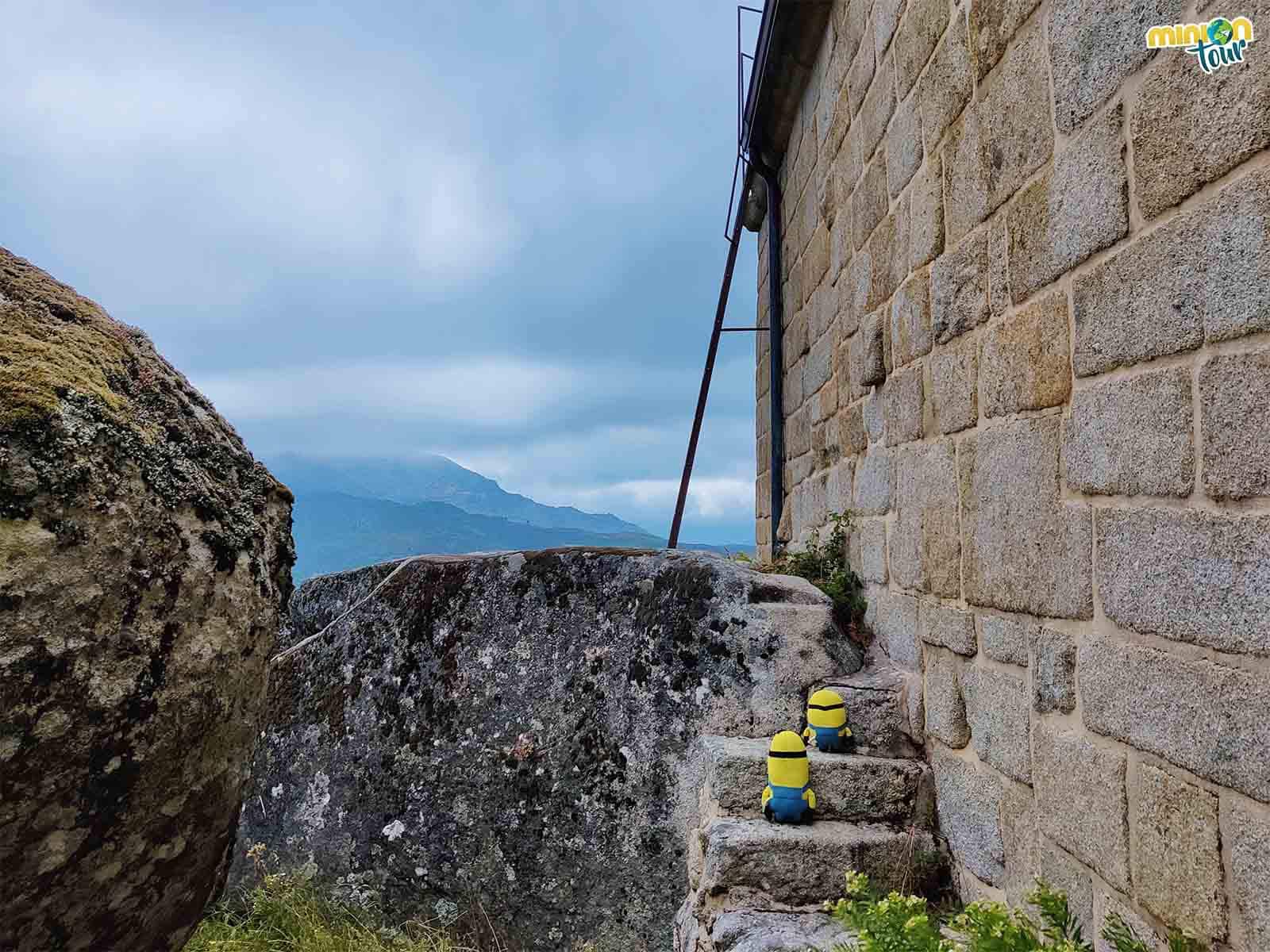 Minions subiendo al campanario de la Ermita de Nuestra Señora del Xurés