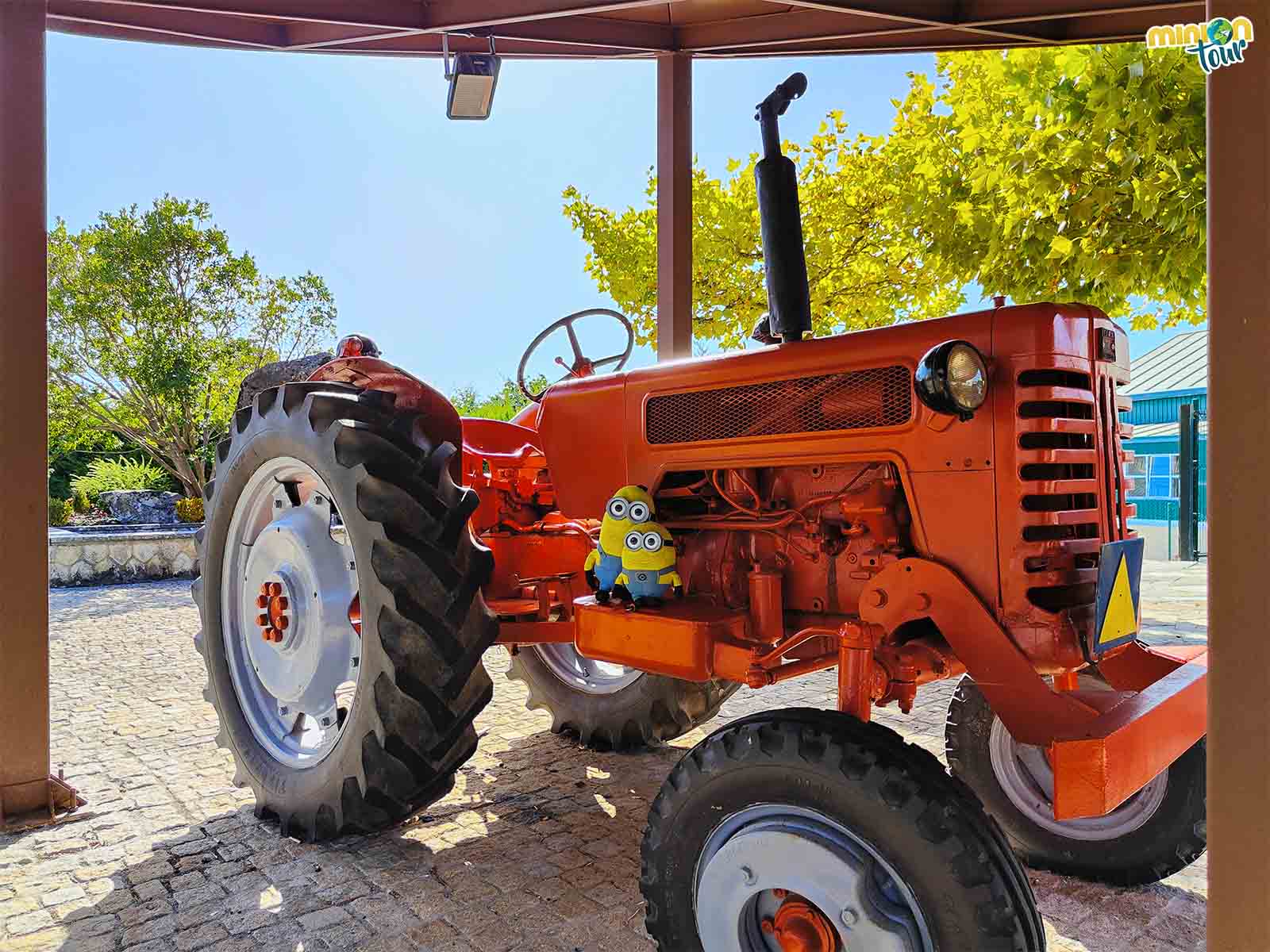 Nos hemos encontrado este tractor en A Peroxa