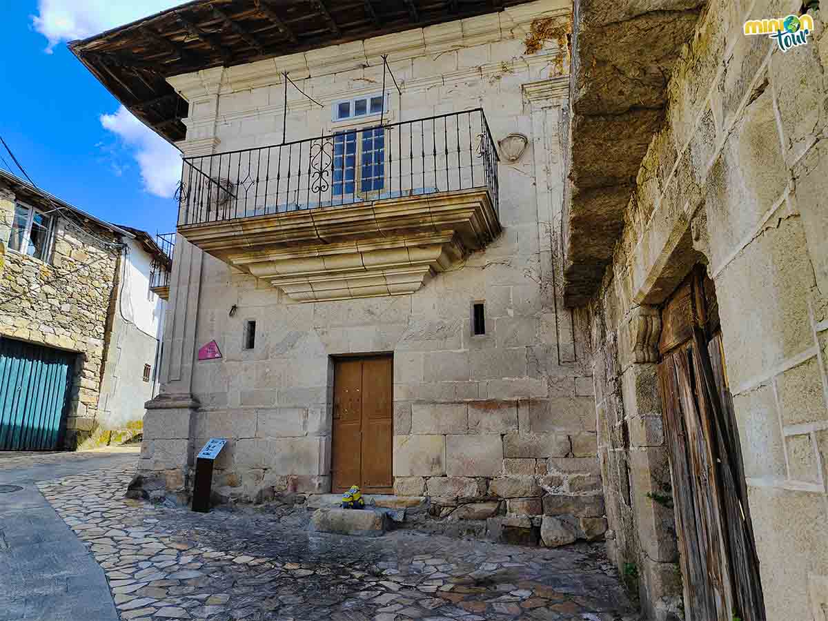 Al entrar en Manzaneda verás una torre