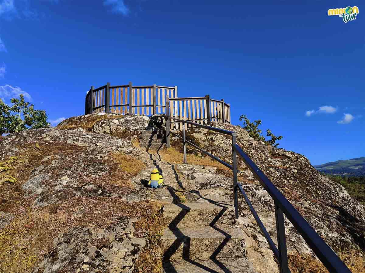 Hay escaleras para llegar arriba del Mirador de Pena Folenche