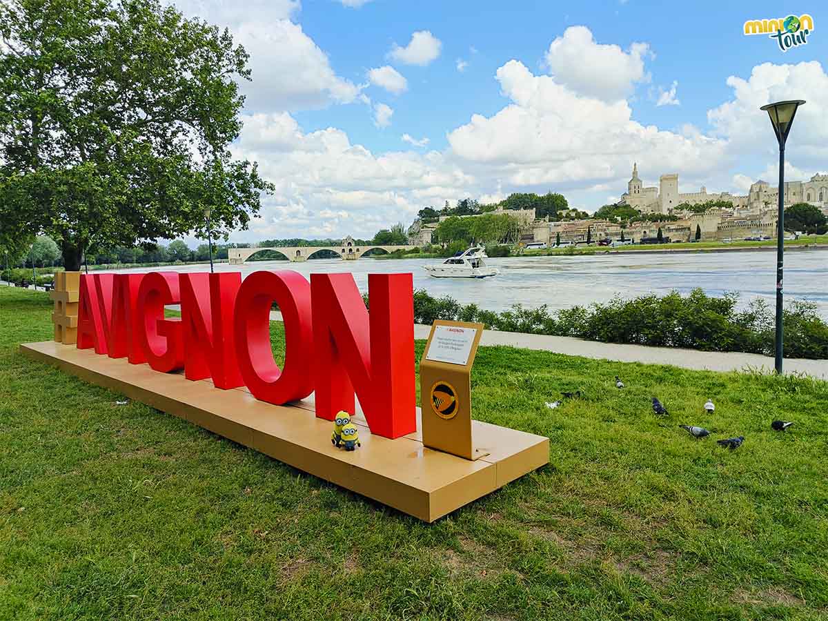 Las letras de Avignon están en la Isla de la Barthelasse