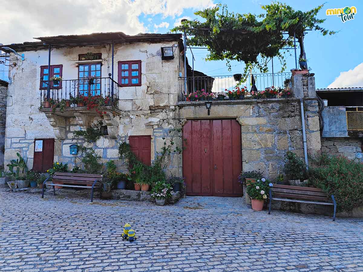 Al lado del monasterio está el pueblo y tiene casas chulas