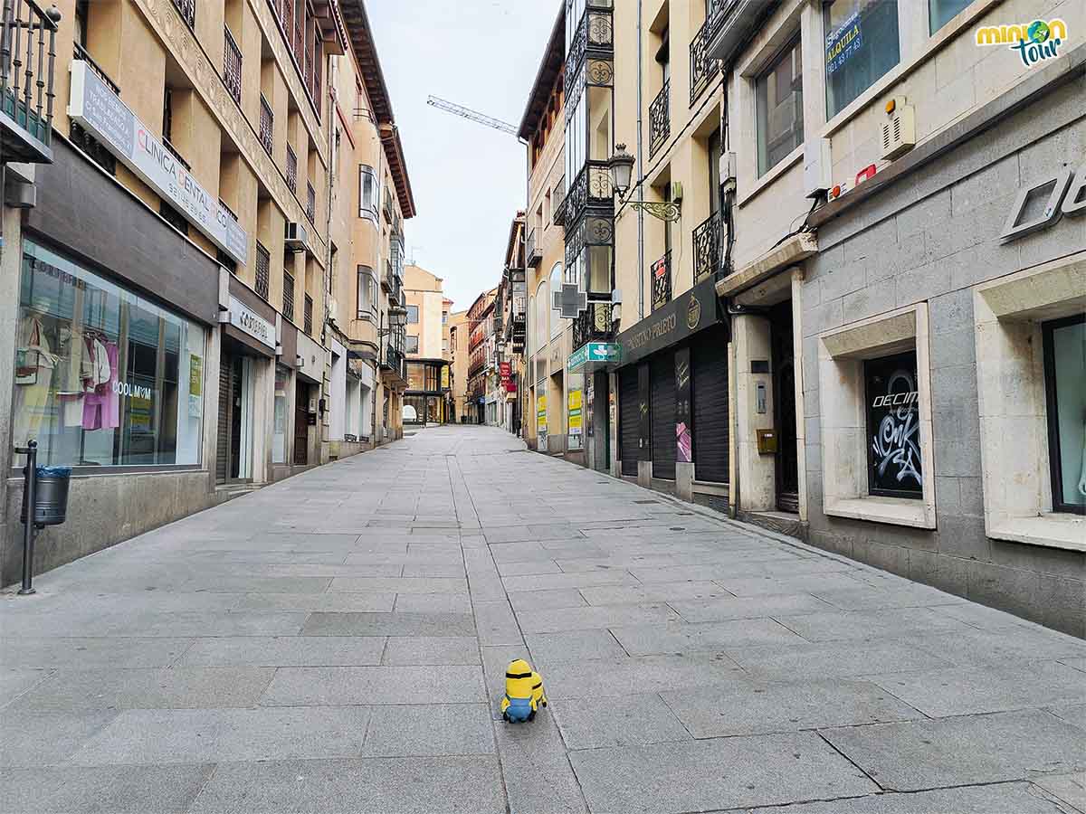 Pasear por la calle Real de Segovia sin gente es casi un milagro