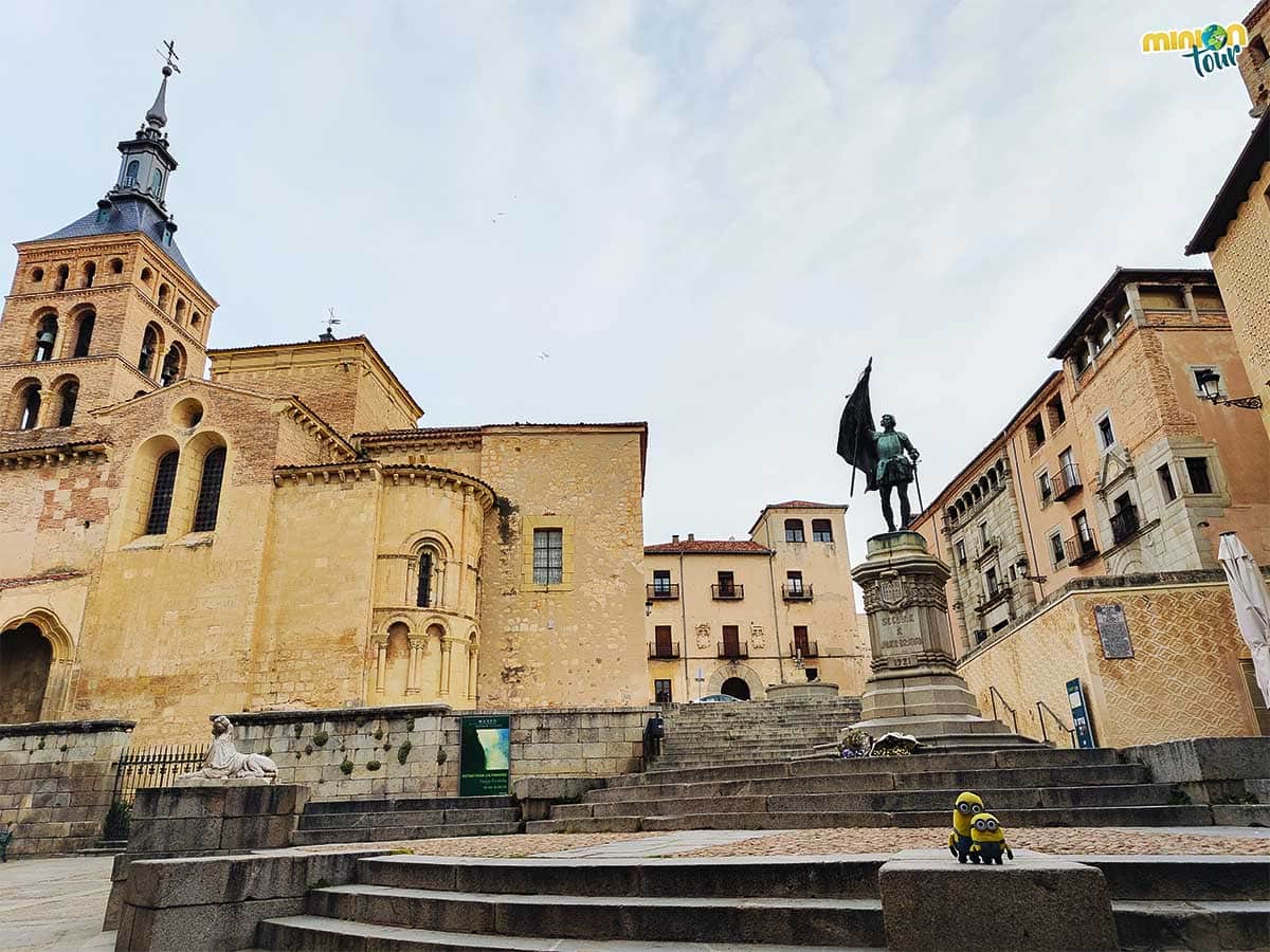 Esta plaza es otro de los sitios que tienes que ver en Segovia