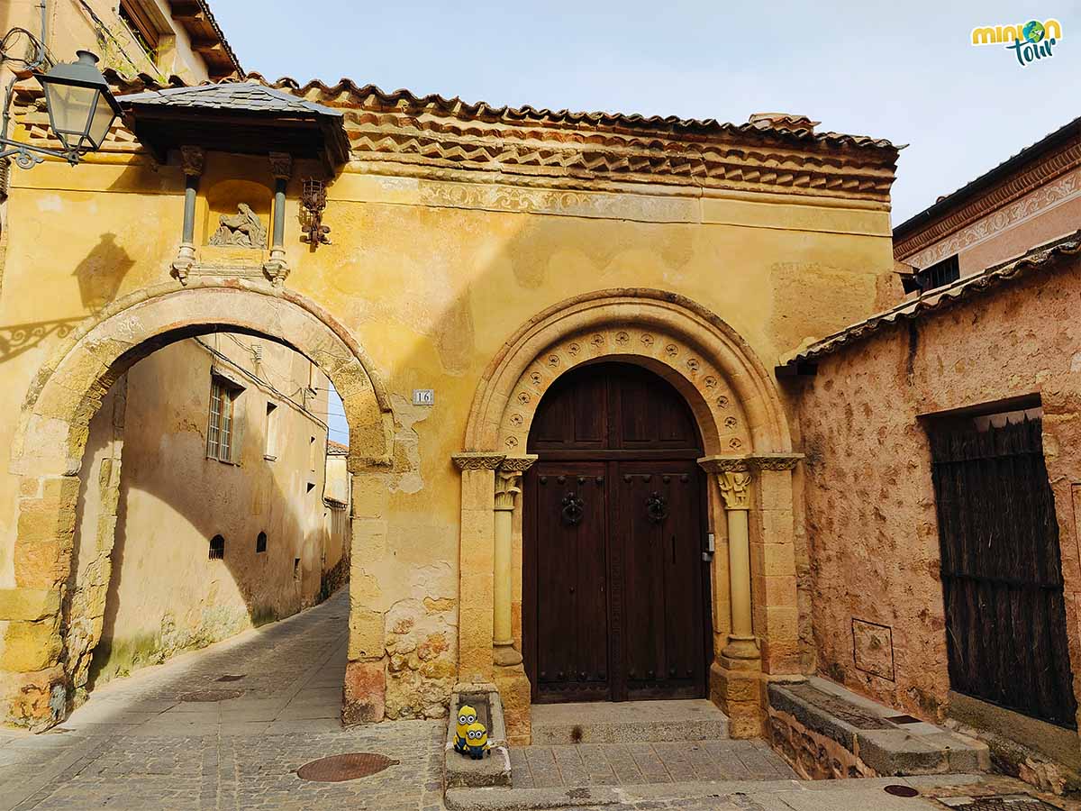 La Puerta de la Claustra es una cosa curiosa que ver en Segovia