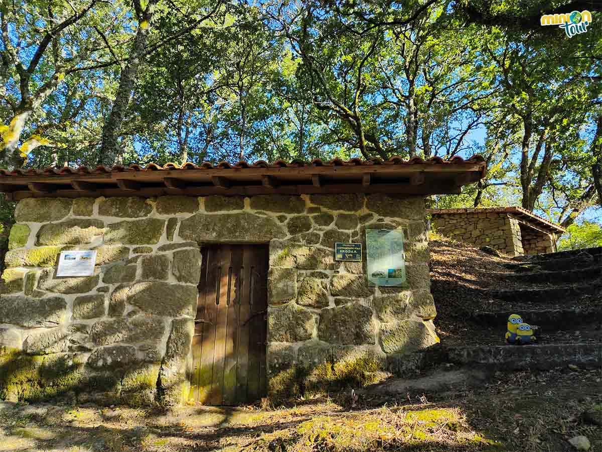 Antes de llegar al Castillo de A Peroxa, verás unos pendellos