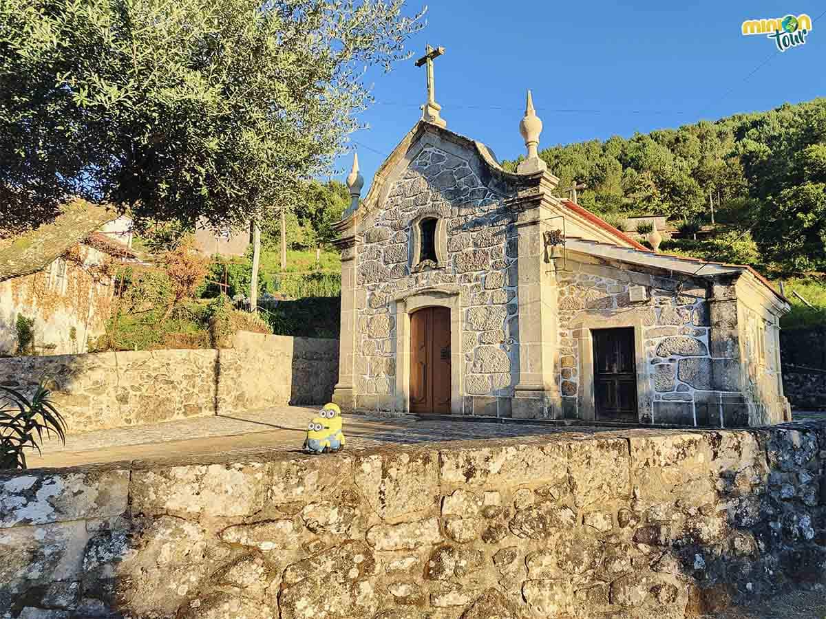 Ahora nos metemos por el pueblo y vemos una capilla