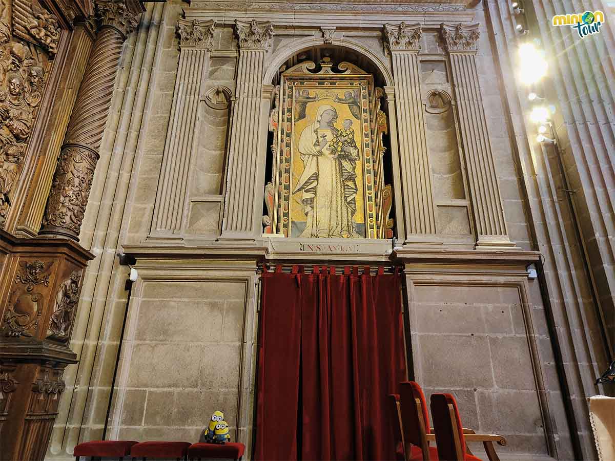 Al otro lado está el cuadro de la Virgen de la Antigua