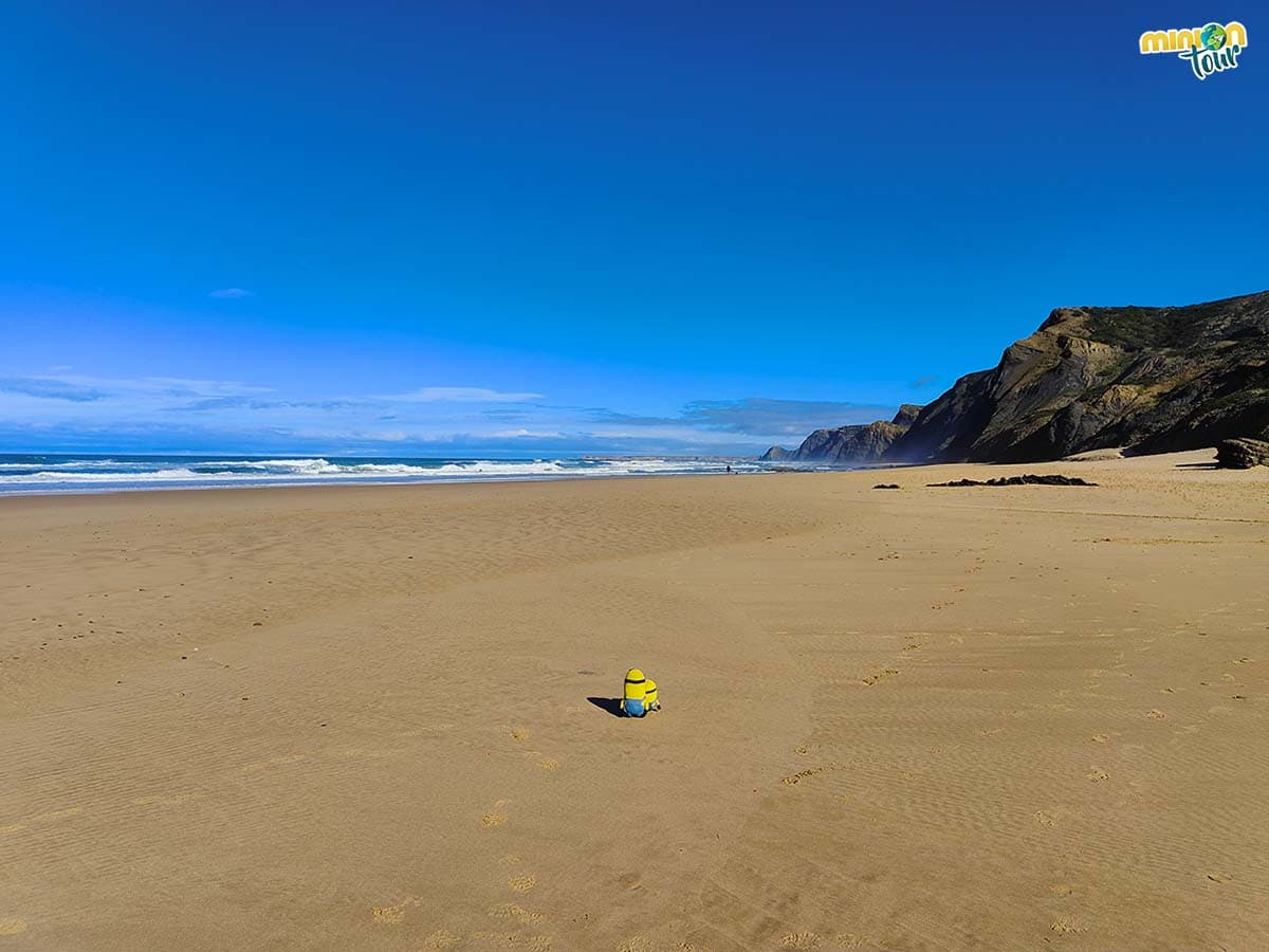 Minions disfrutando de una de las playas más bonitas del Algarve