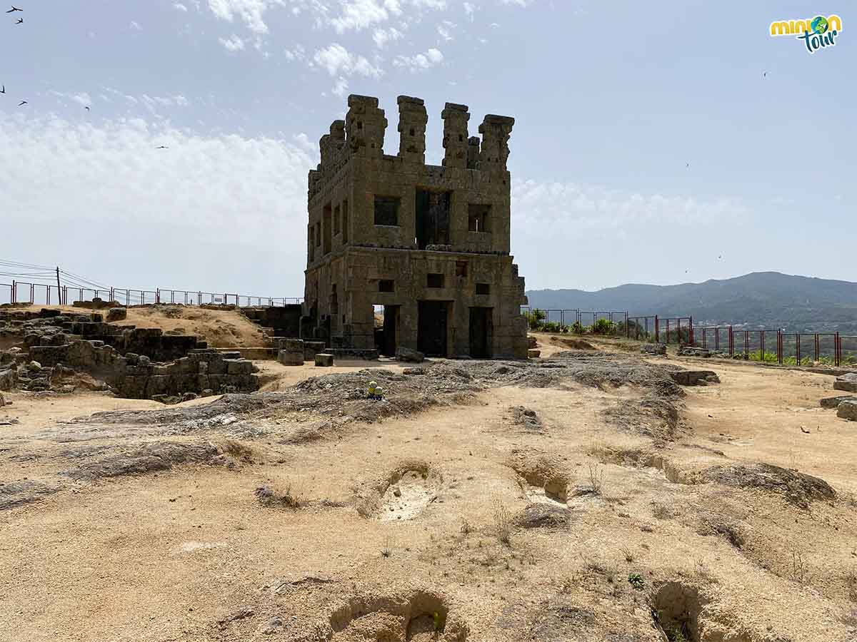 Alrededor de la torre hay tumbas