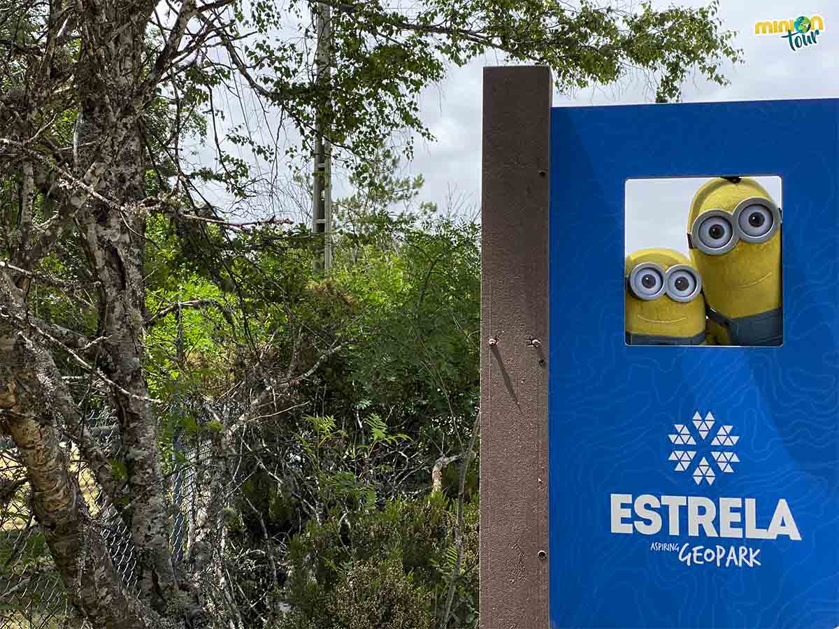 Minions con la señal del Geoparque de la Serra da Estrela