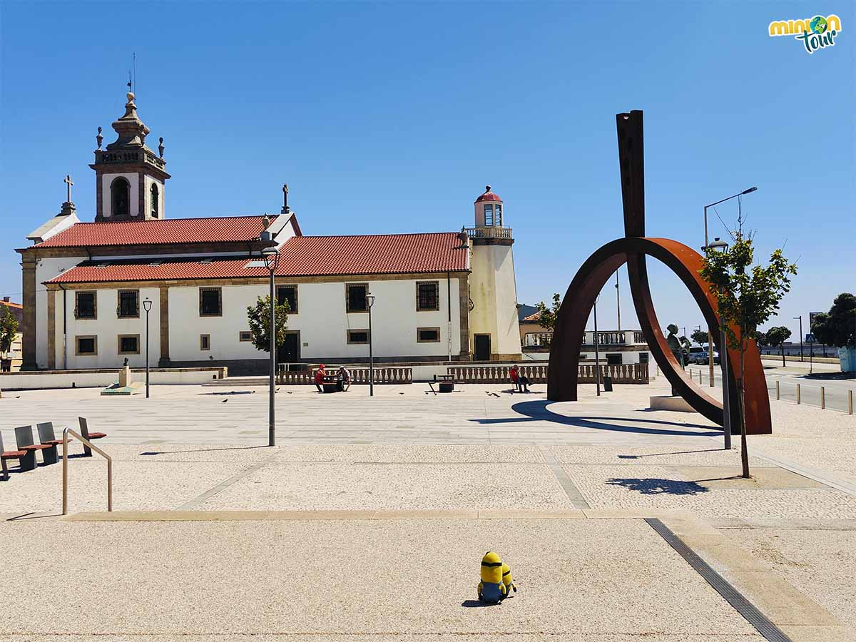 En esta plaza se reúnen los pescadores