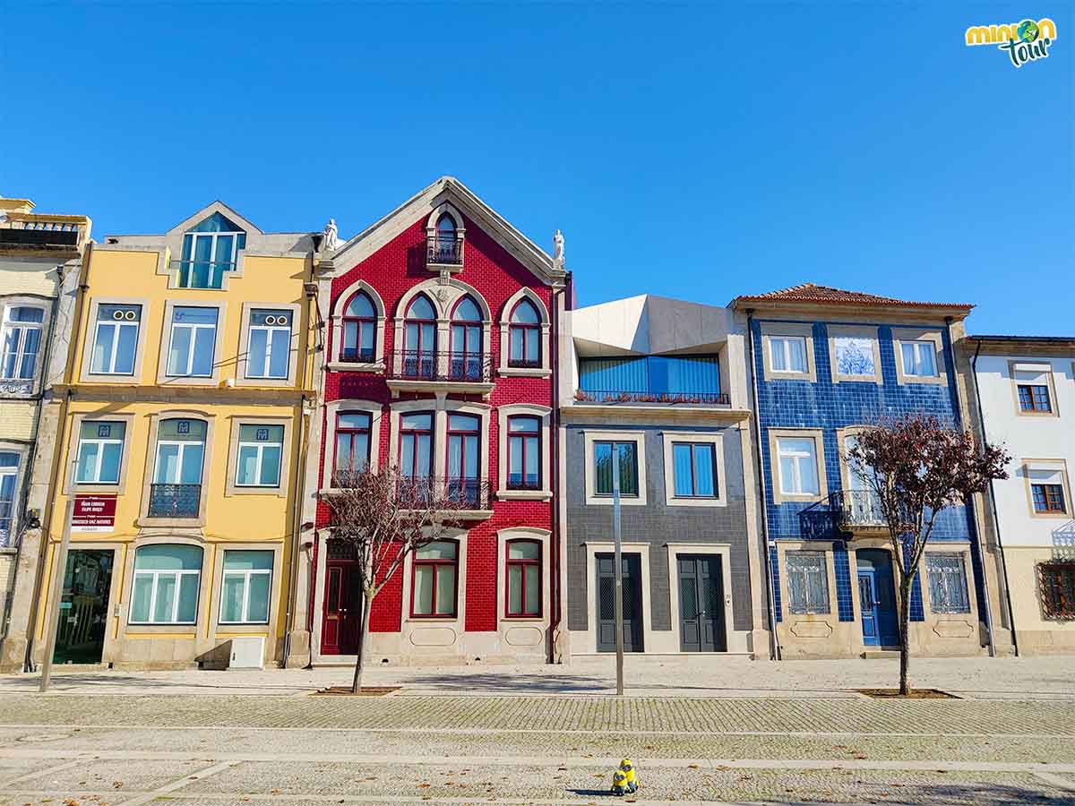 Las casas de colores de esta plaza nos flipan