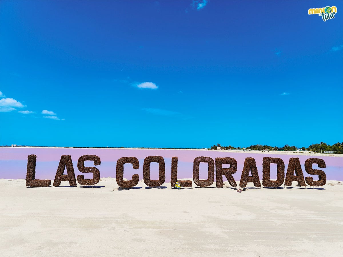 Empezamos con una foto posando con las letras de Las Coloradas