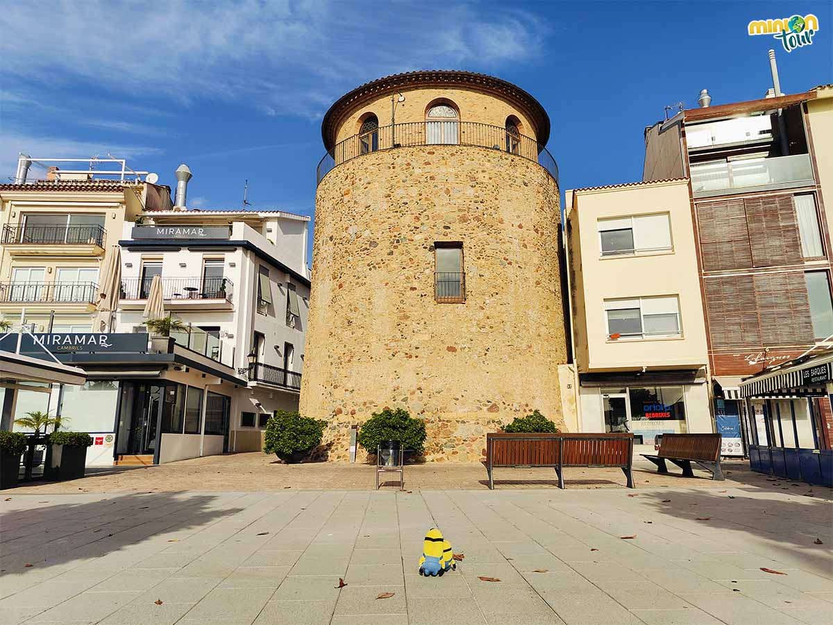 Esta torre es una de las cosas que tienes que ver en Cambrils puerto