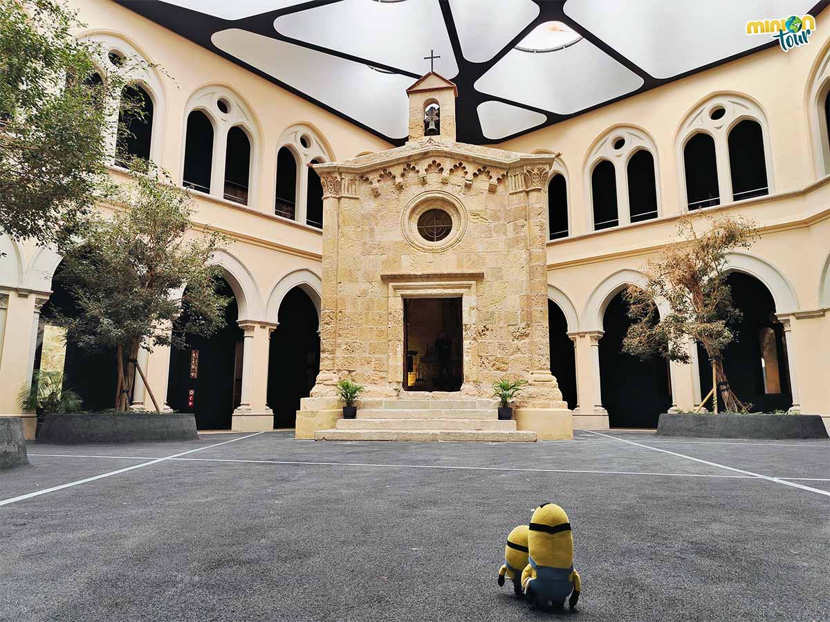 Hemos encontrado una capilla en medio de un claustro