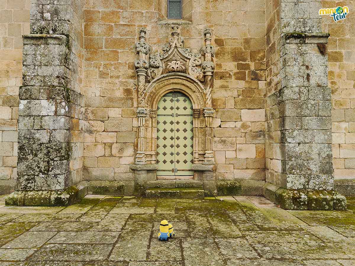 La portada lateral de la iglesia también es chula