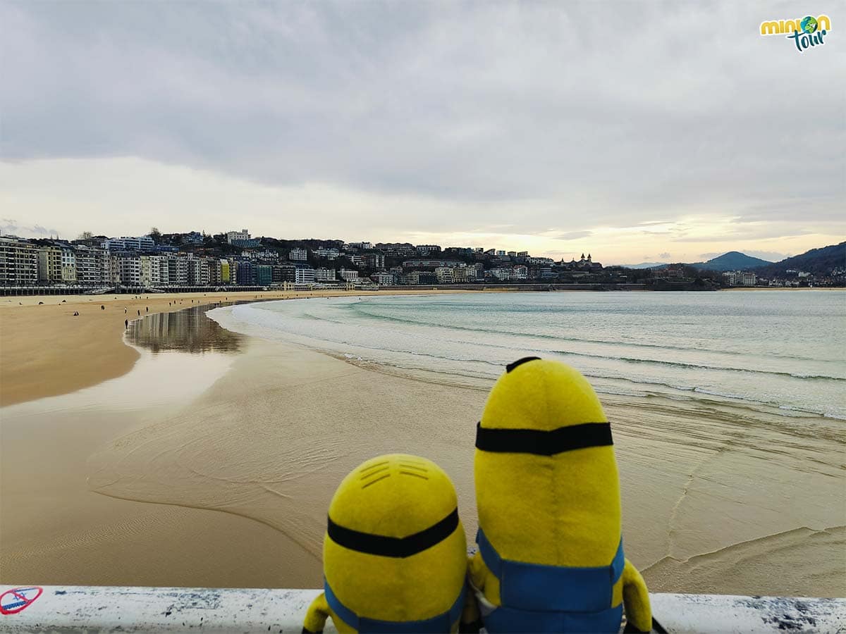 Estamos paseando por la Playa de la Concha de San Sebastián