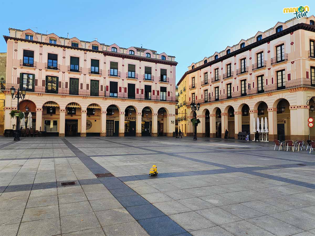 Esta plaza es uno de los sitos que tienes que ver en Huesca