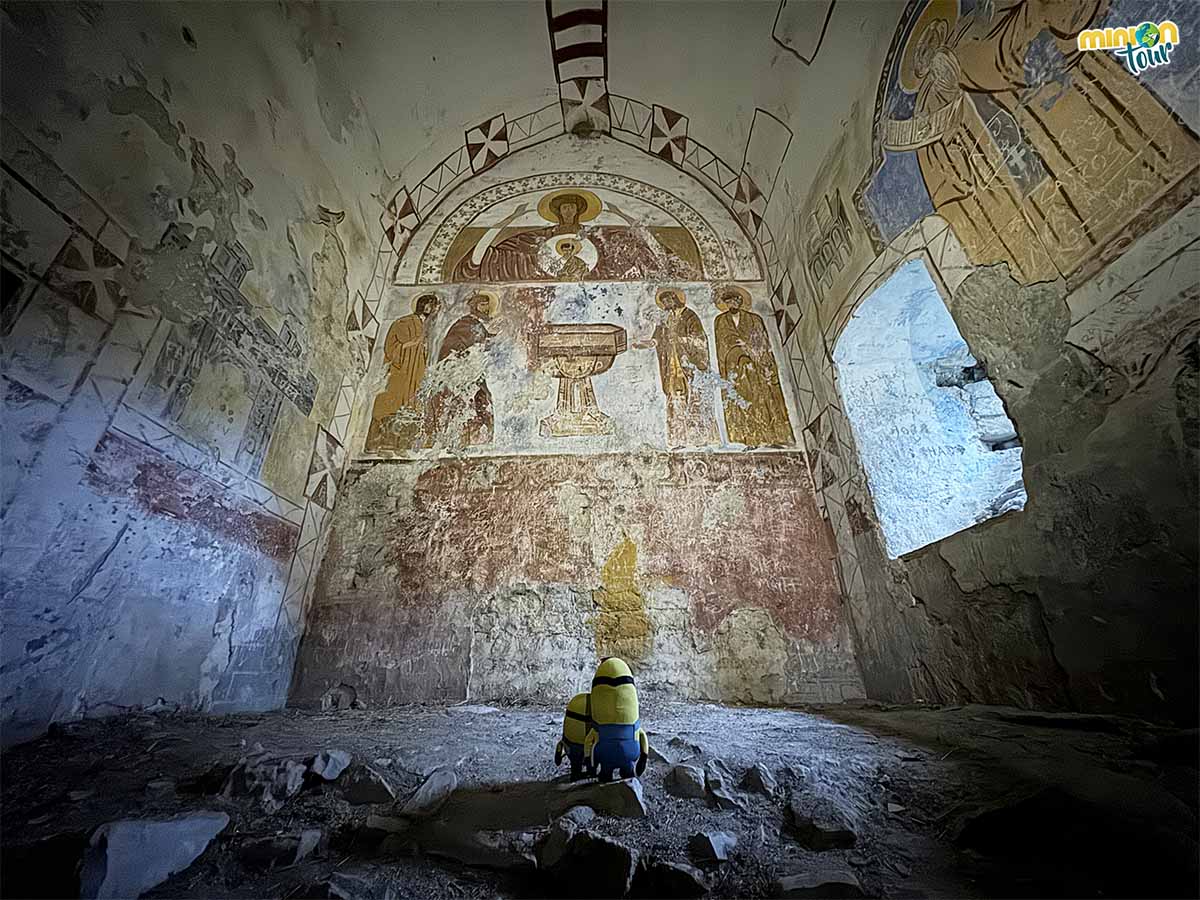 Esta iglesia tiene pinturas murales