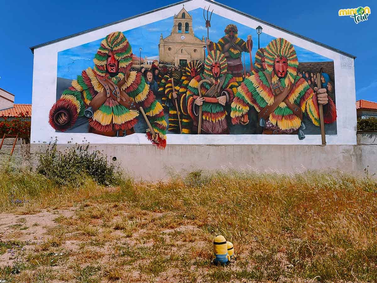 En los murales de Podence se representa su Entrudo Chocalheiro