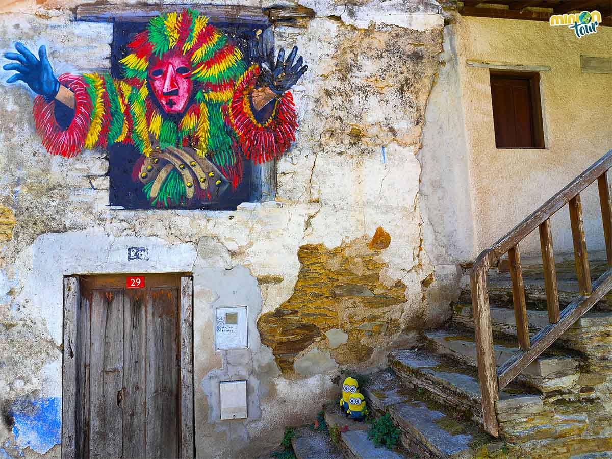 Los murales de Podence decoran las casas de la aldea